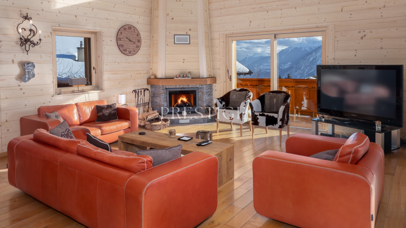 Gemütliches Chalet-Wohnzimmer mit Kamin und Bergblick