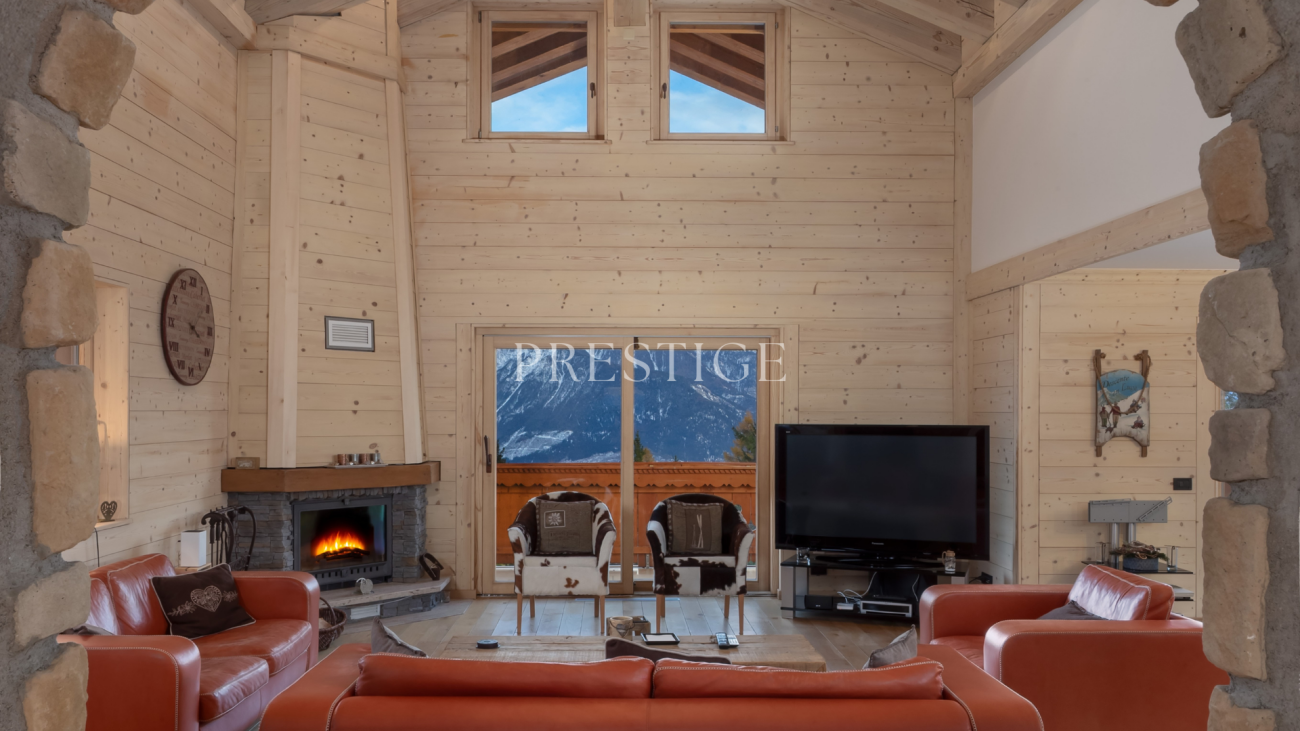 Gemütliches Chalet-Wohnzimmer mit Kamin und Bergblick