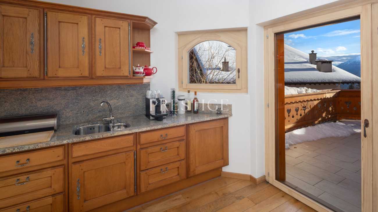 Helle Landhausküche mit Balkonblick