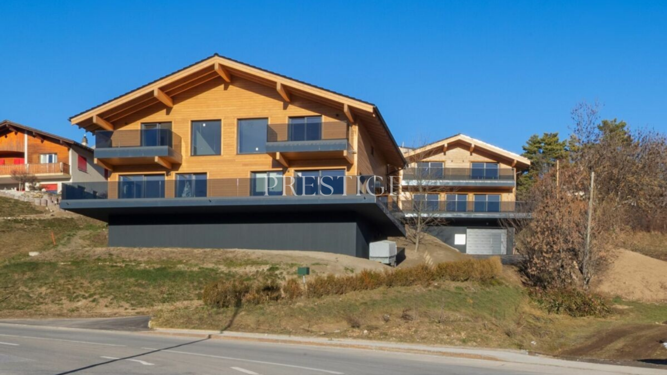 Moderne Holzchalets mit Balkonen
