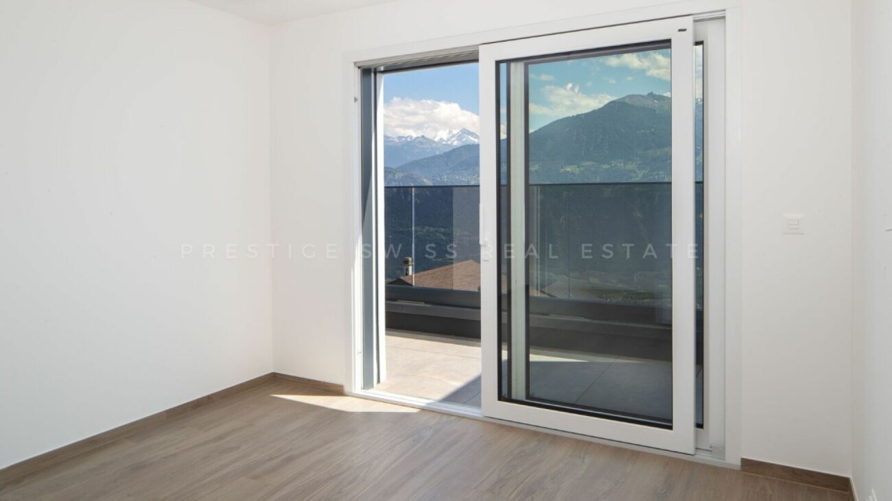 Heller Raum mit großem Balkon- bzw. Terrassenzugang