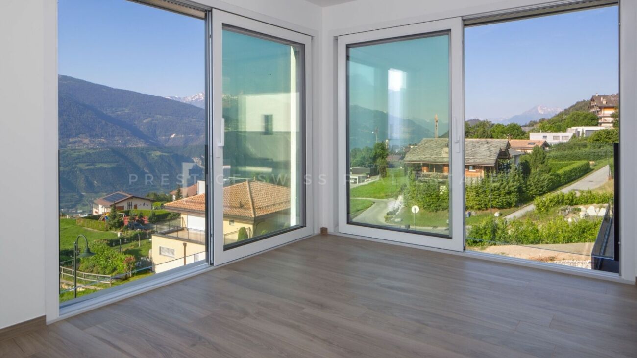 Heller Raum mit Panoramafenstern und Bergblick
