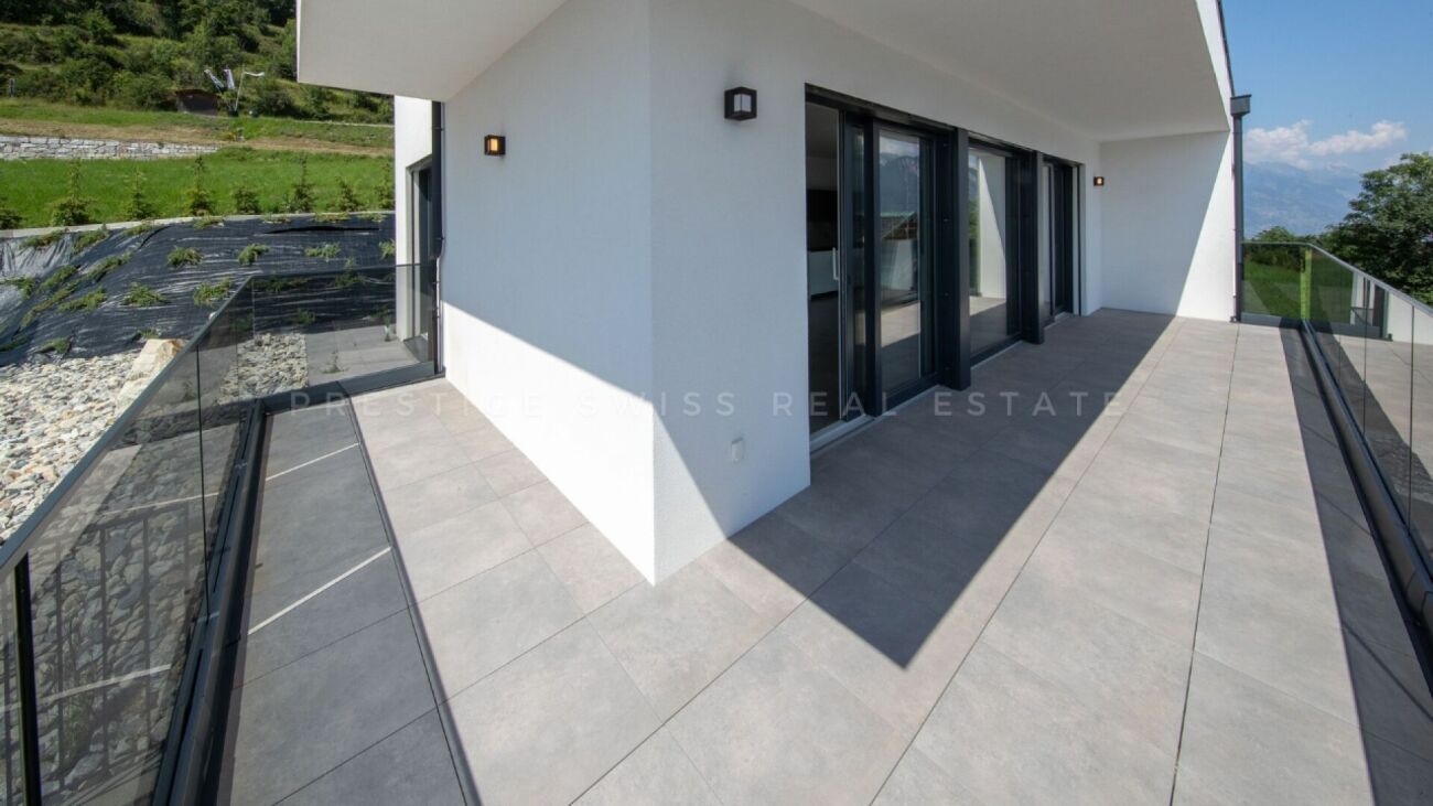 Moderne Außenterrasse mit Glasgeländer