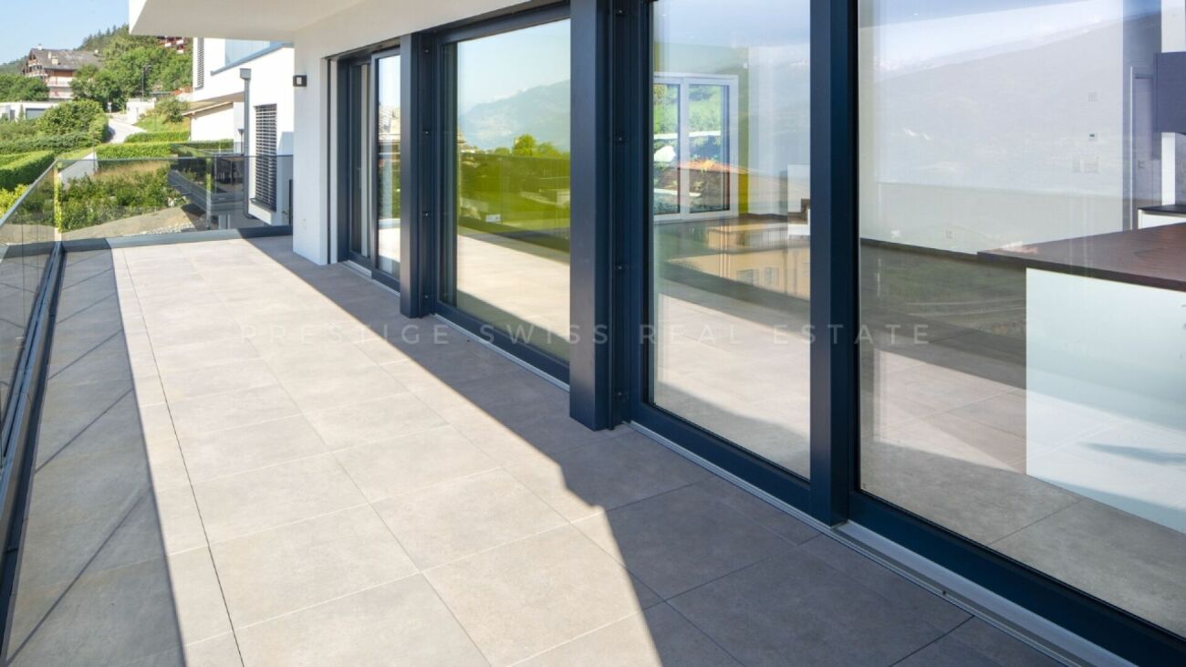 Große Terrasse mit Glasfront