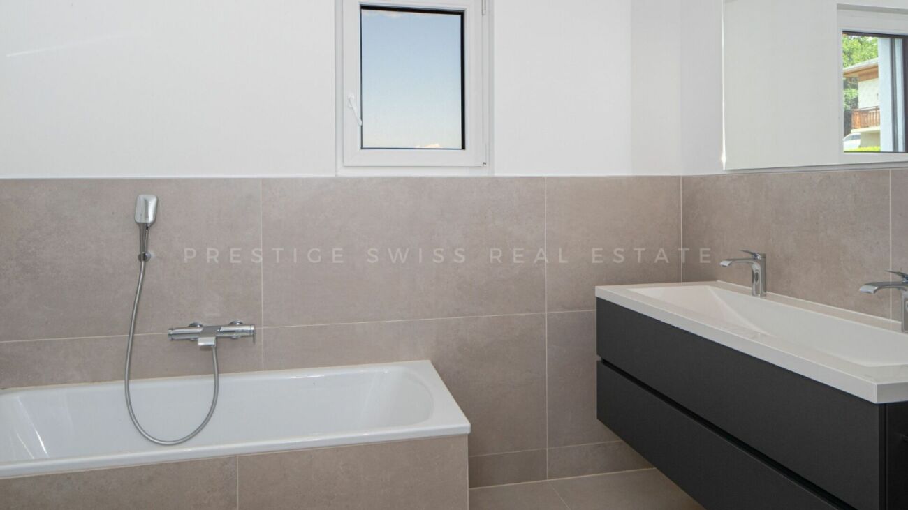 Modernes Badezimmer mit Badewanne und Doppelwaschtisch