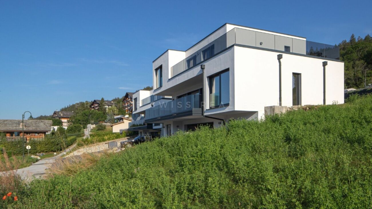 Moderne weiße Villa am Hang