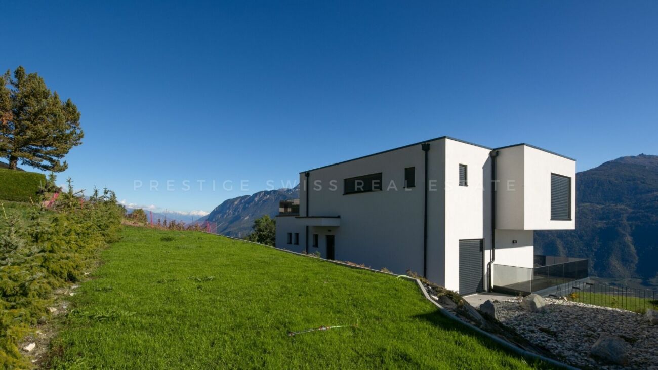 Moderne Villa in Hanglage mit Bergblick