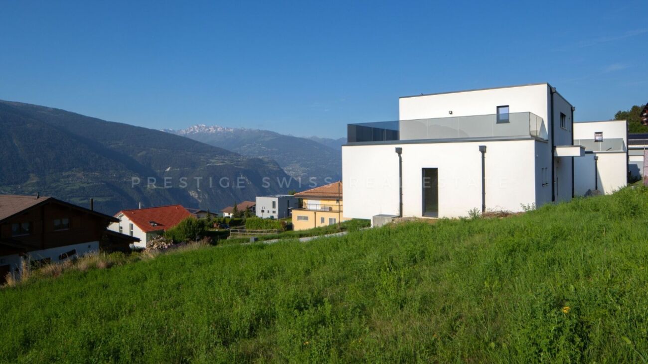 Modernes Einfamilienhaus in Hanglage mit Bergblick