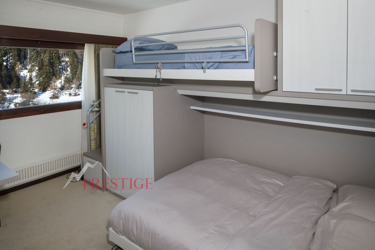 Kompaktes Schlafzimmer mit Etagenbett und Bergblick