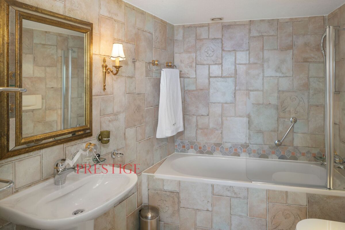 Luxuriöses Badezimmer mit Wanne und Waschtisch