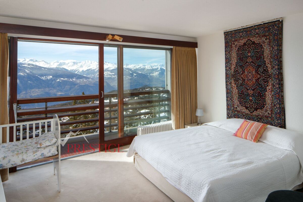 Schlafzimmer mit Bergblick und Balkon