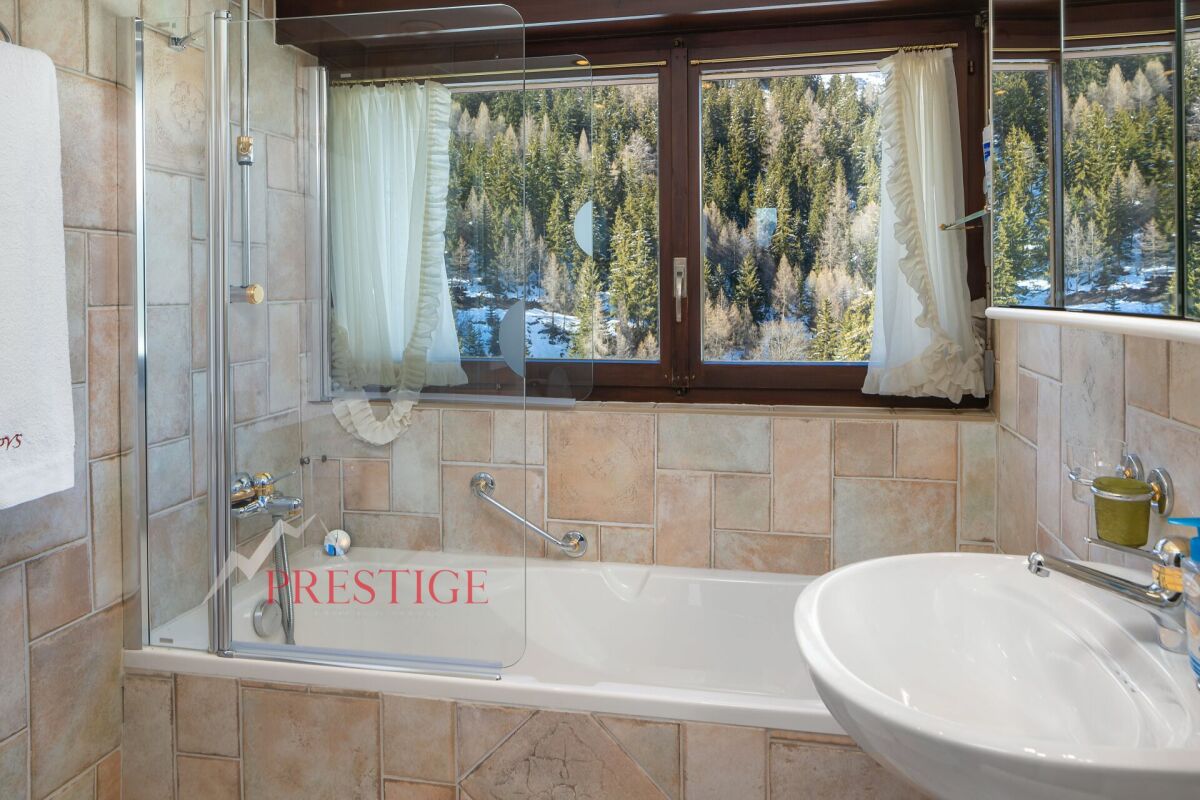 Badezimmer mit Wanne und Bergblick