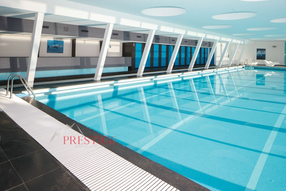 Innenpool in modernem Schwimmbad