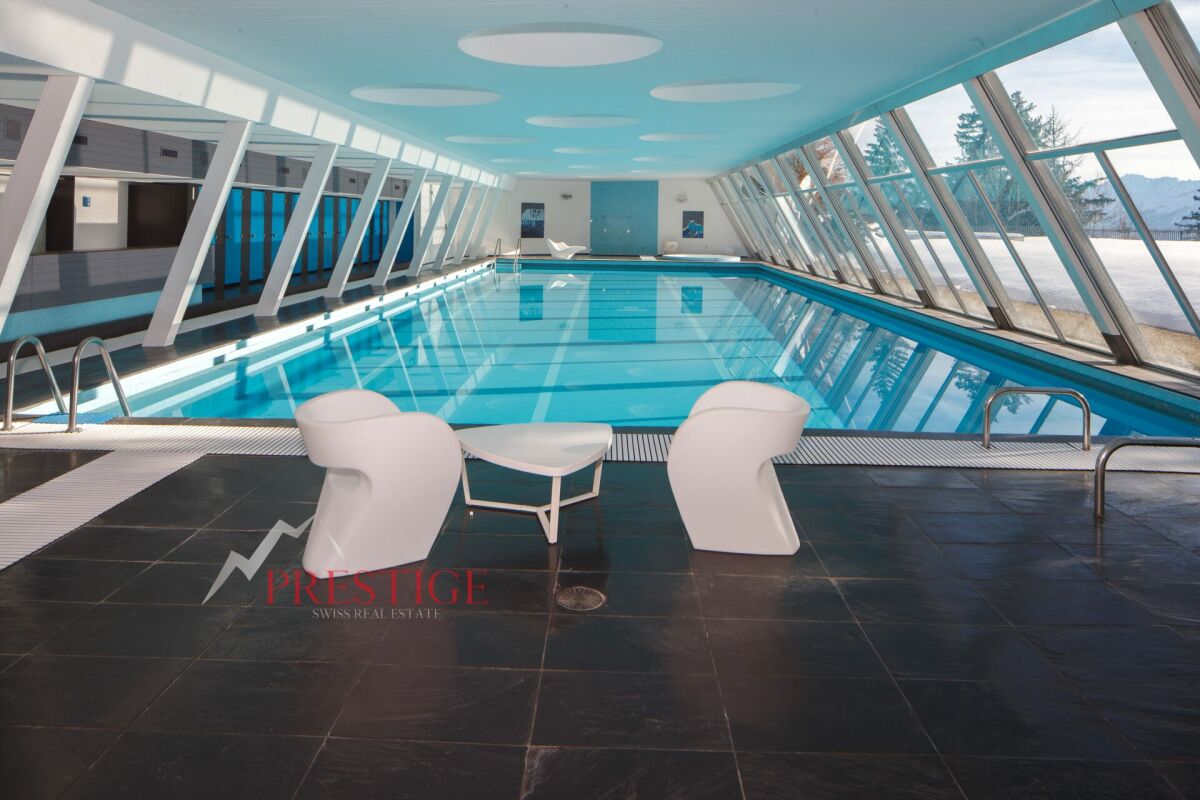 Innenpool mit Lounge-Bereich