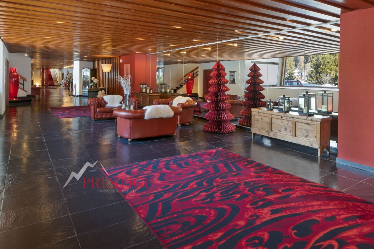 Großzügige Lobby mit rotem Design