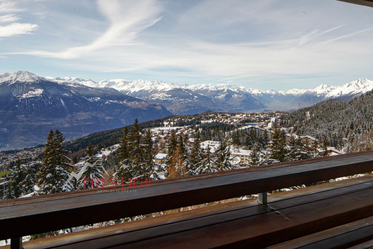 Bergpanorama mit Balkonbrüstung