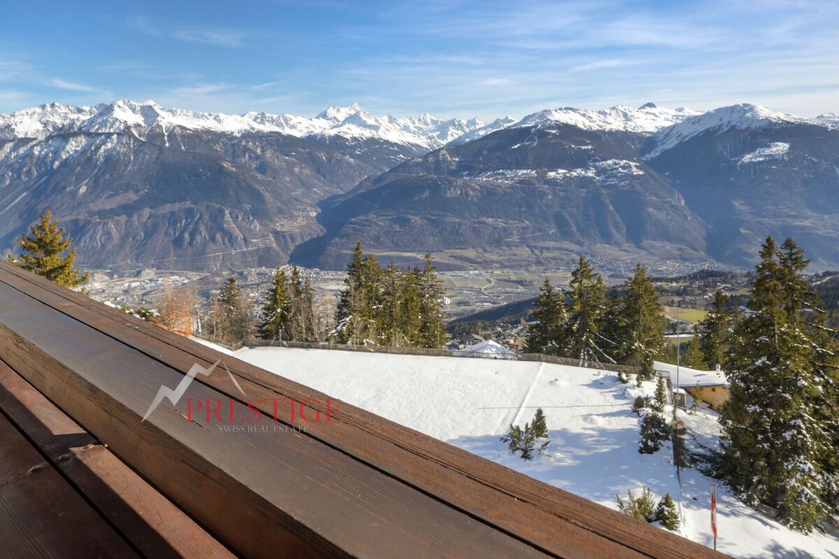 Bergpanorama mit Schnee und Wald