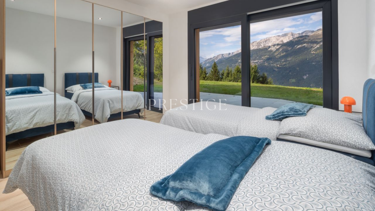 Modernes Schlafzimmer mit Bergblick
