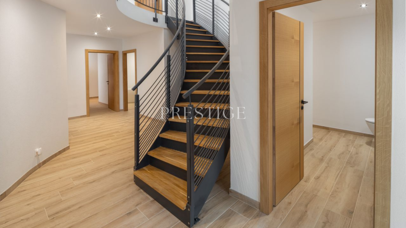 Moderner Flur mit Treppenhaus