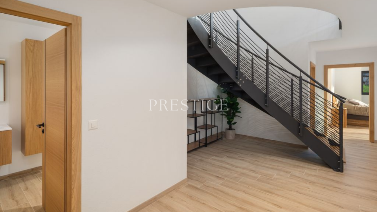 Moderner Flur mit Treppe und Holztüren