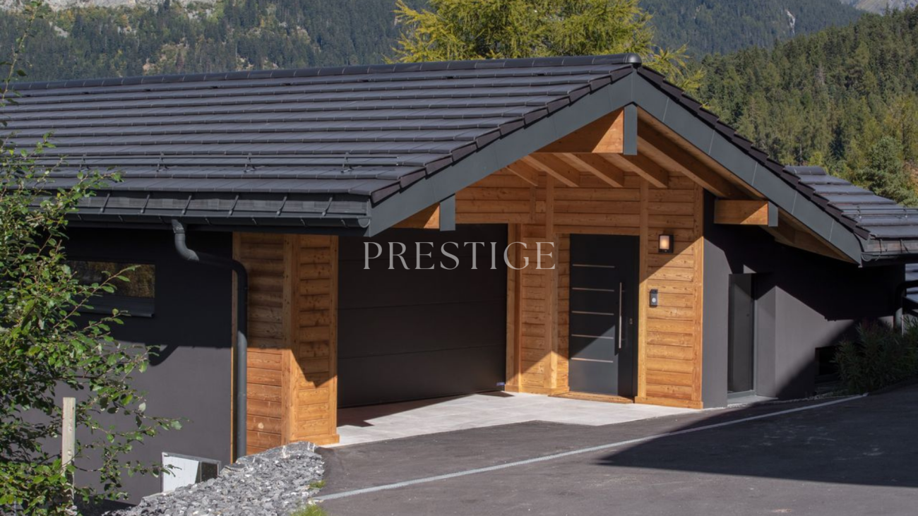 Moderne Chalet-Garage mit Holzfassade