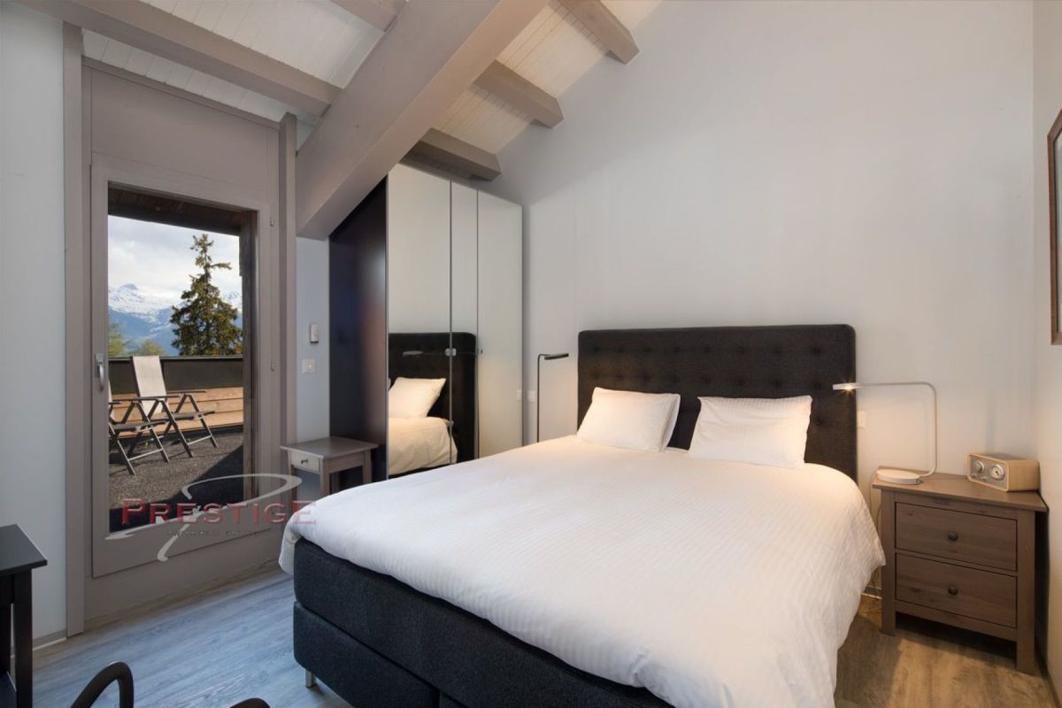 Modernes Schlafzimmer mit Zugang zur Terrasse
