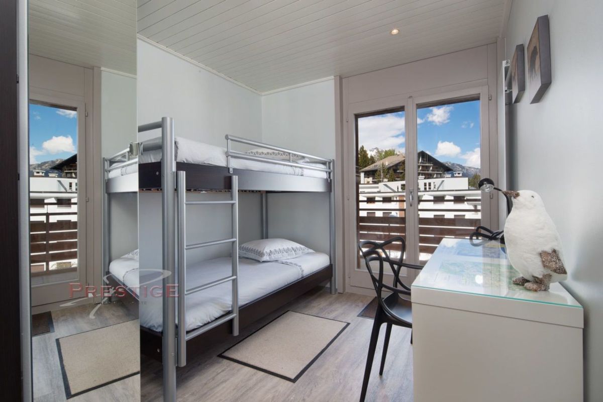 Modernes Schlafzimmer mit Etagenbett und Balkonblick