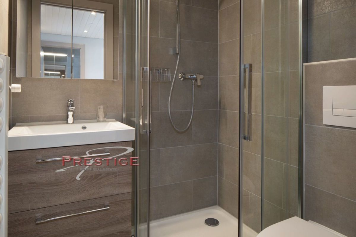 Modernes Badezimmer mit begehbarer Dusche und Waschtisch