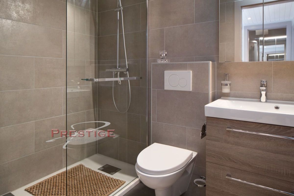 Modernes Bad mit Glasdusche