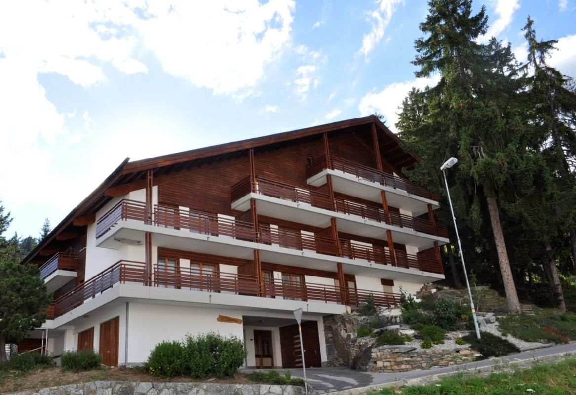 Alpines Mehrfamilienhaus mit großen Balkonen