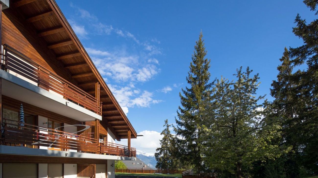 Holzbalkon-Chalet mit Bergblick
