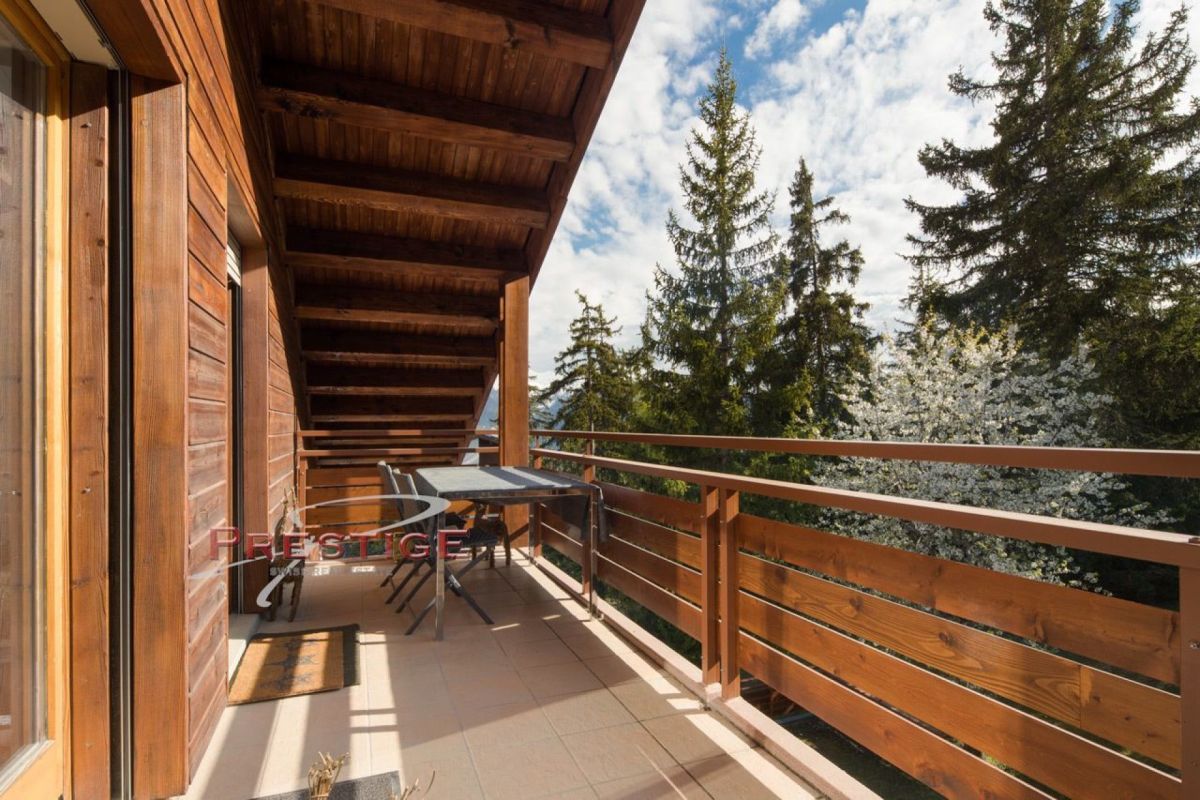 Holzbalkon mit Blick ins Grüne