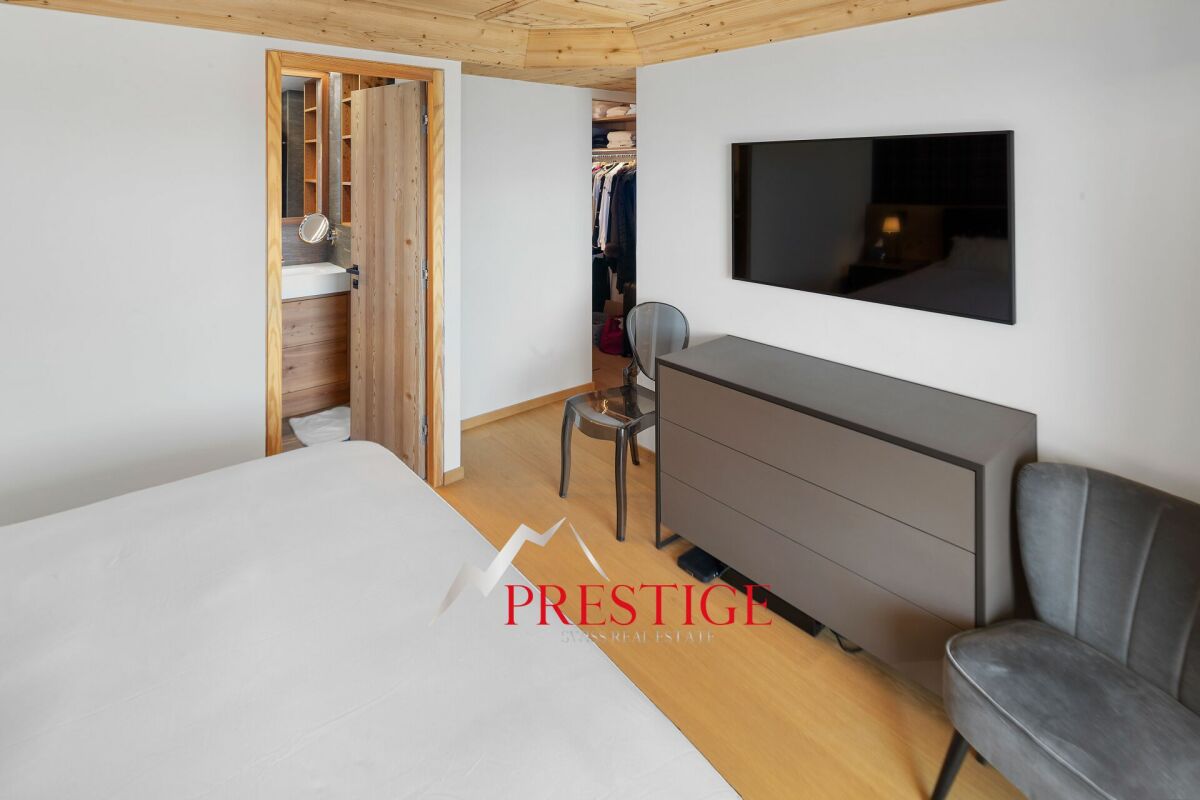 Schlafzimmer mit angrenzendem Bad und Ankleidebereich