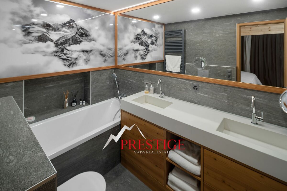 Modernes Badezimmer mit Wannenbereich und Doppelwaschtisch
