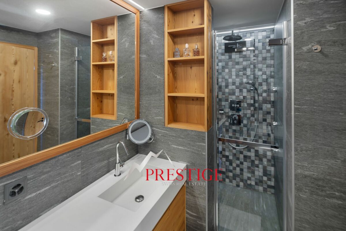 Modernes Badezimmer mit Dusche und Naturmaterialien