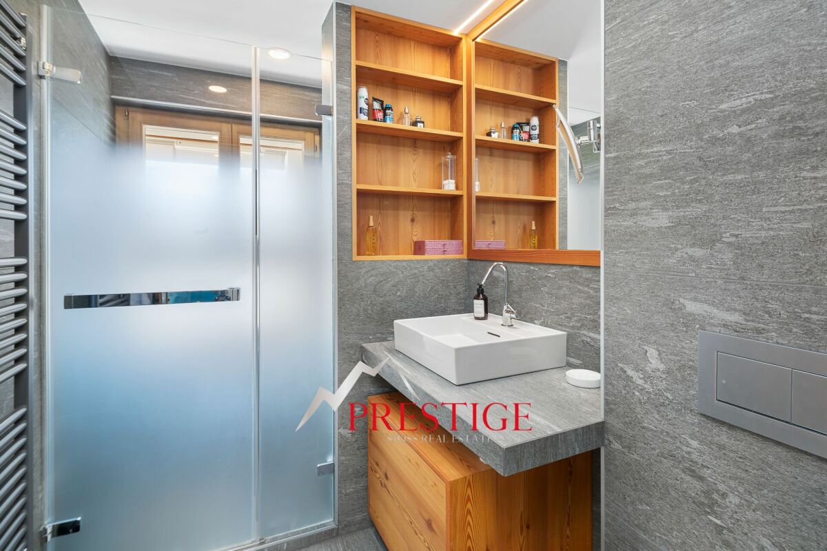 Modernes Badezimmer mit Dusche und Waschtisch