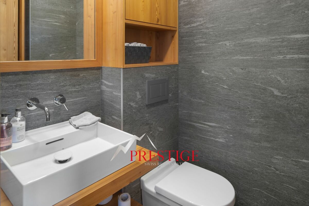 Modernes Gäste-WC mit Natursteinoptik und Holzdetails