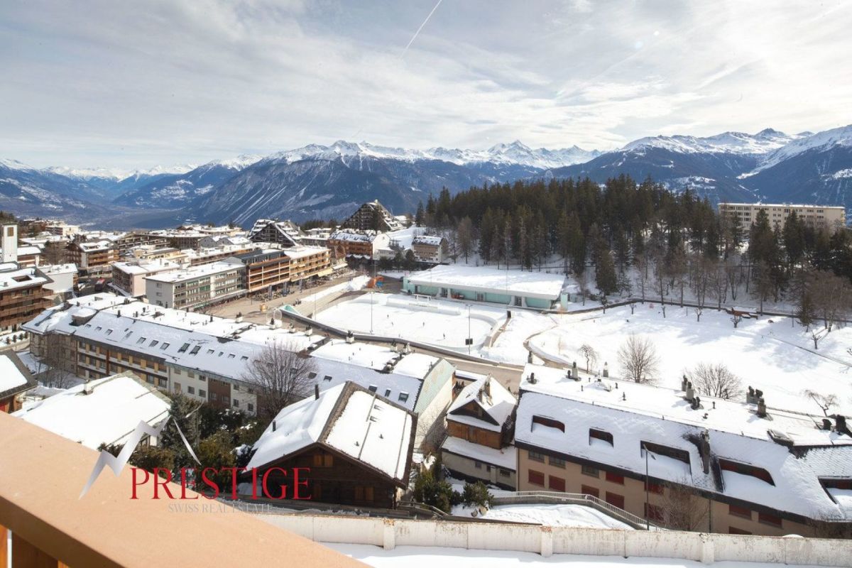 Winterlicher Alpenblick über eine verschneite Ortschaft