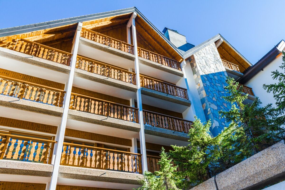 Alpine-ähnliches Mehrfamilienhaus mit Holzbalkonen