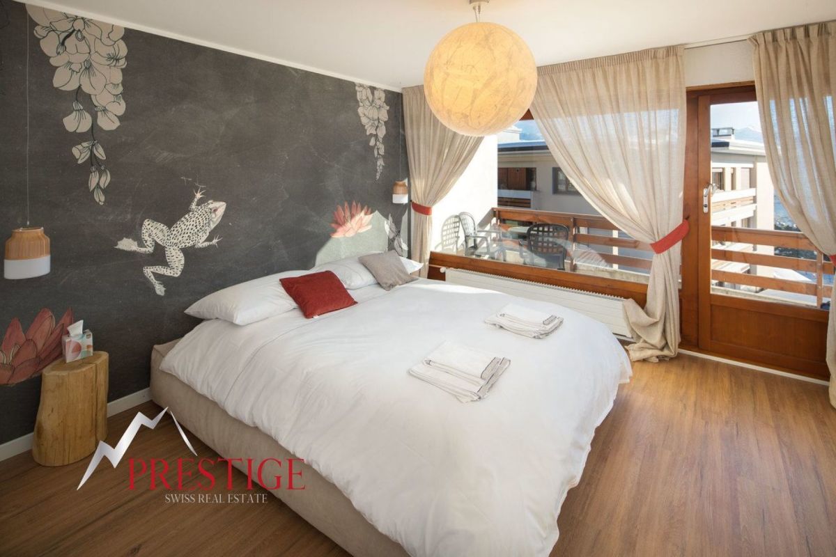 Modernes Schlafzimmer mit Balkonzugang