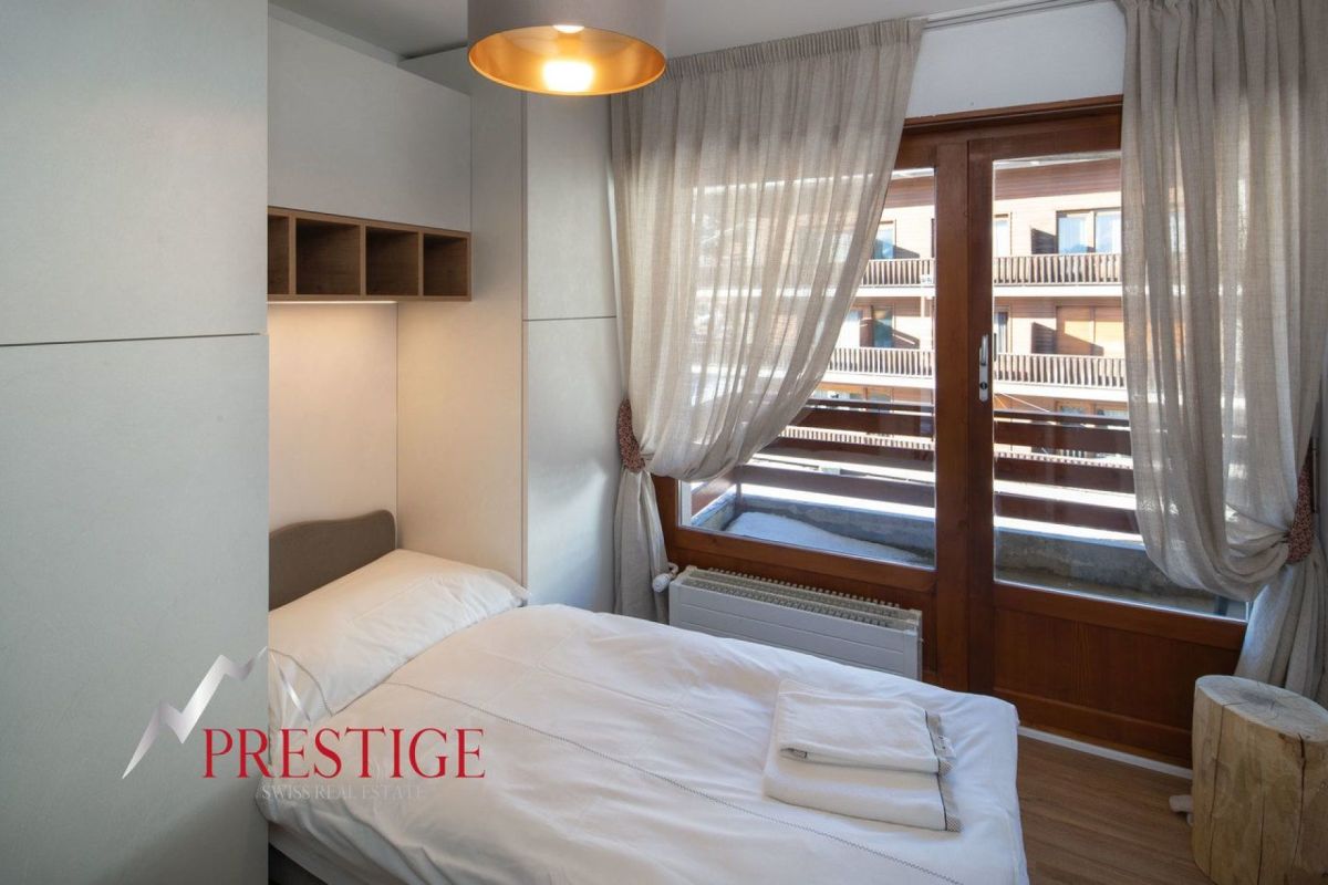 Helles Schlafzimmer mit Balkonblick