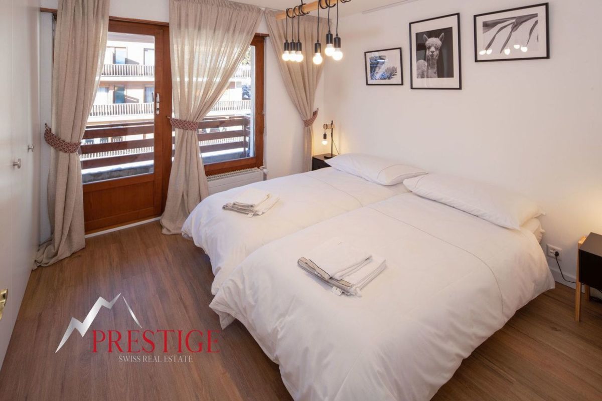 Schlafzimmer mit Doppelbett und Balkonzugang