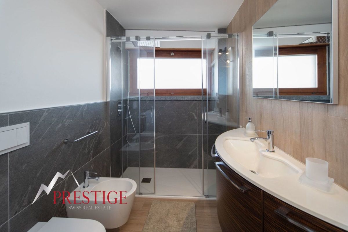 Modernes Badezimmer mit Dusche und Bidet