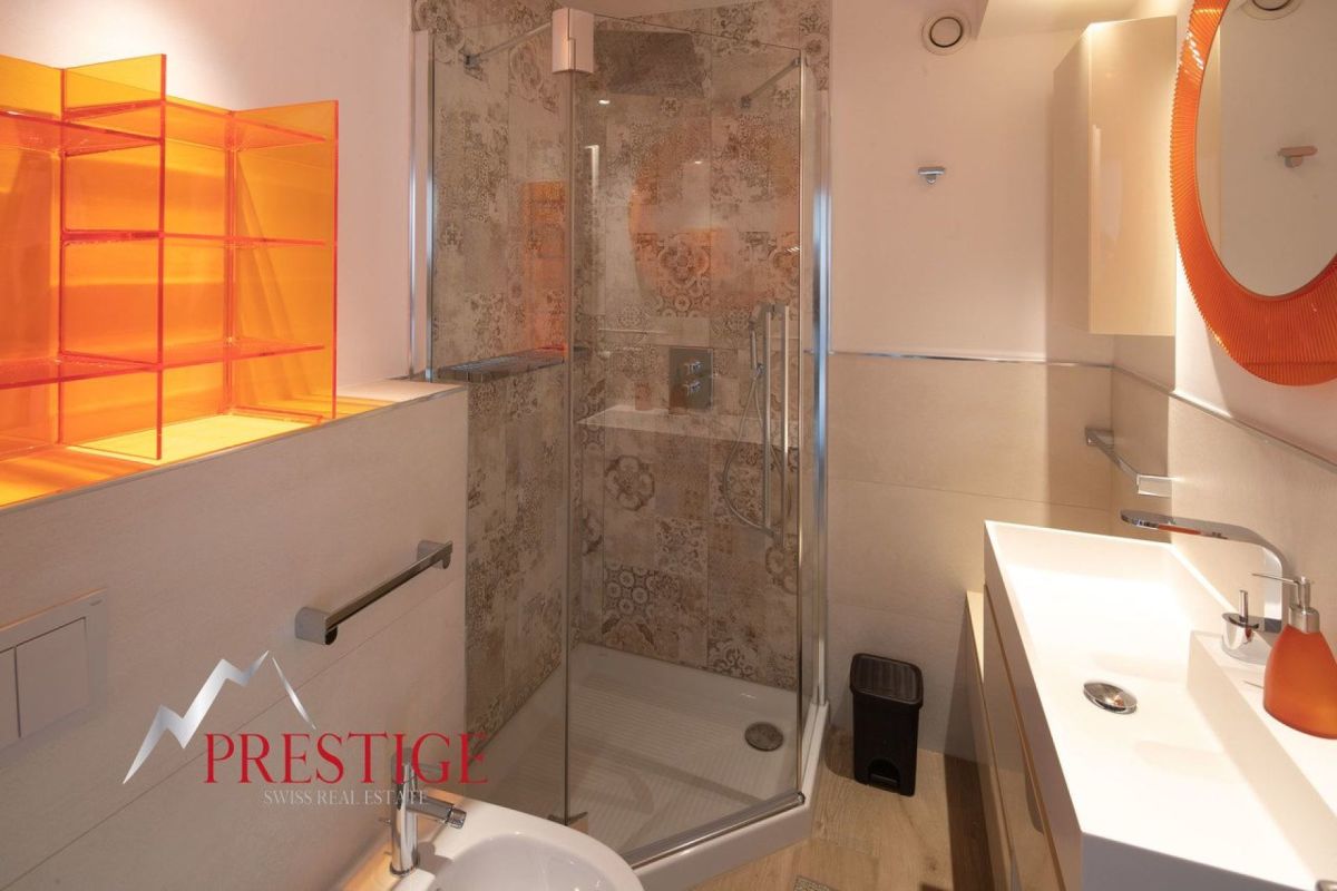Modernes Badezimmer mit Dusche und auffälligem orangefarbenem Akzent