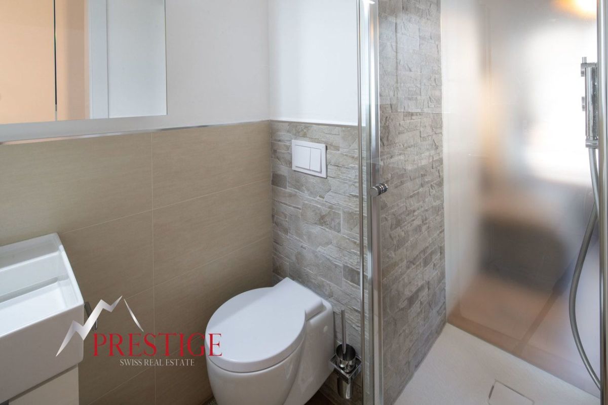 Modernes Badezimmer mit begehbarer Dusche und WC