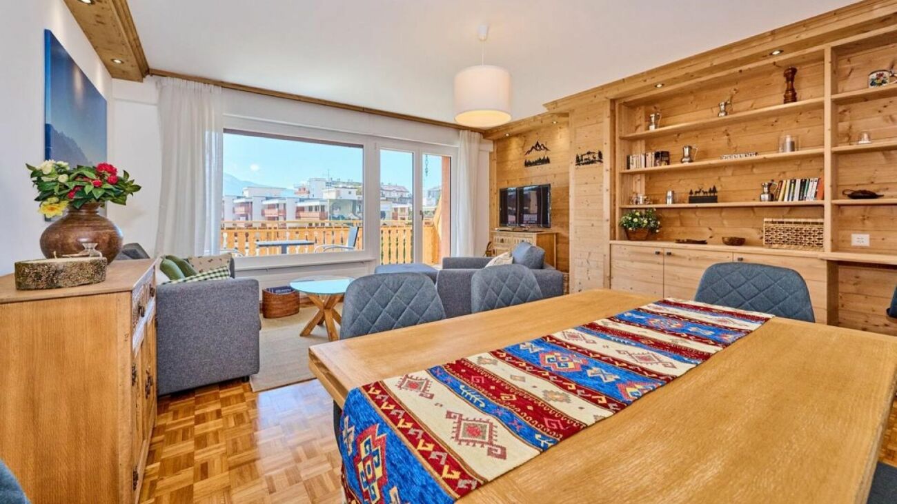 Gemütliches Wohn- und Esszimmer mit Holzelementen