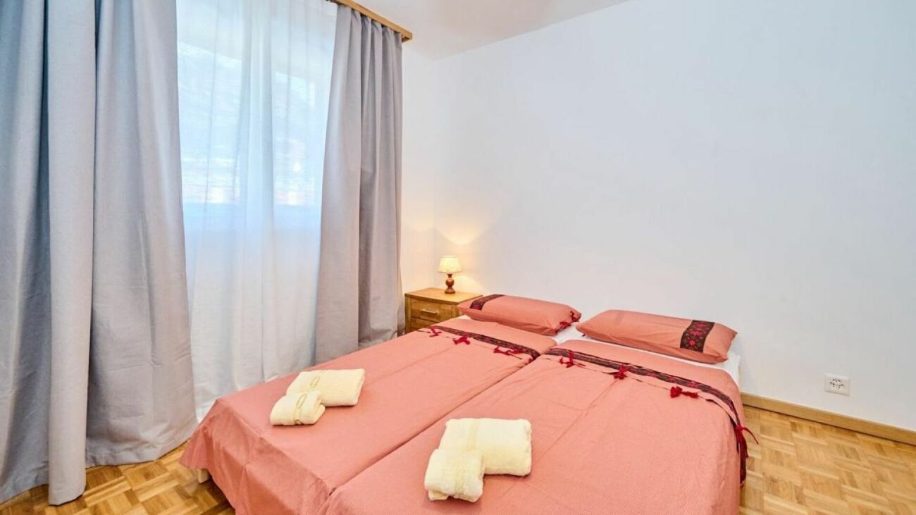 Schlafzimmer mit Doppelbett
