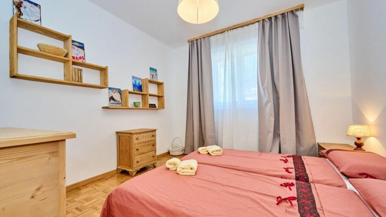 Helles Schlafzimmer mit Holzdetails