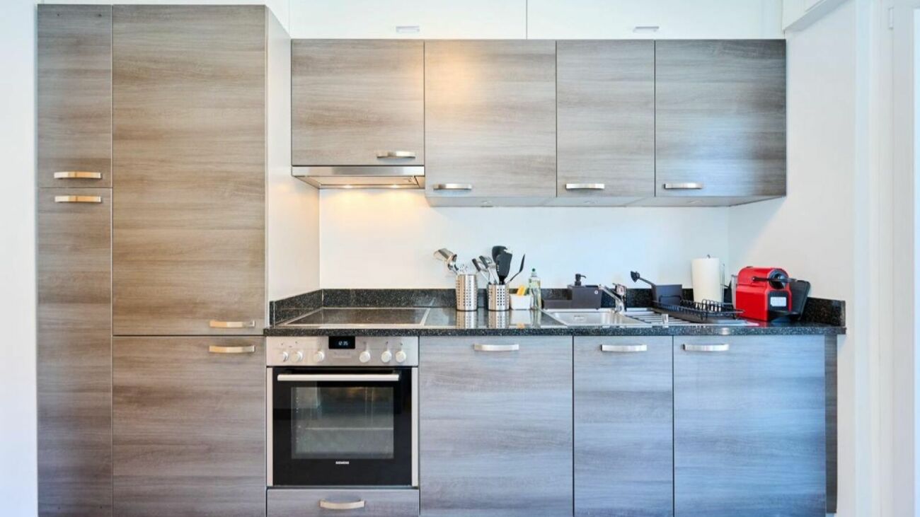 Moderne Küche mit Holzoptik und dunkler Arbeitsplatte