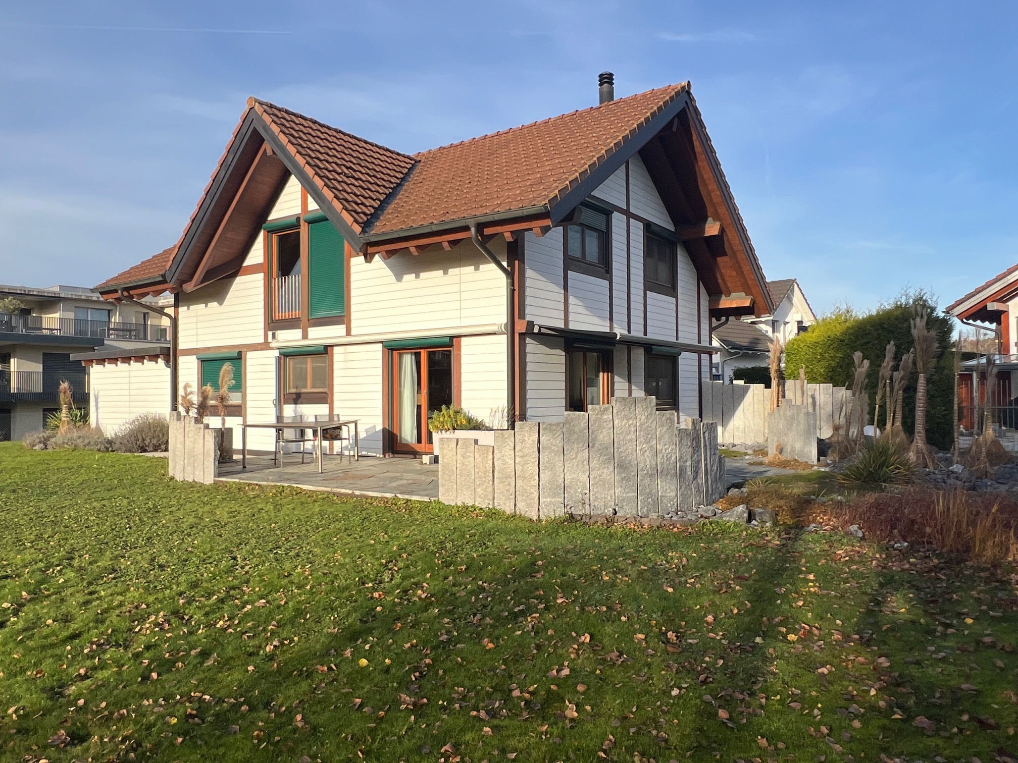Freistehendes Haus mit Satteldach und Garten